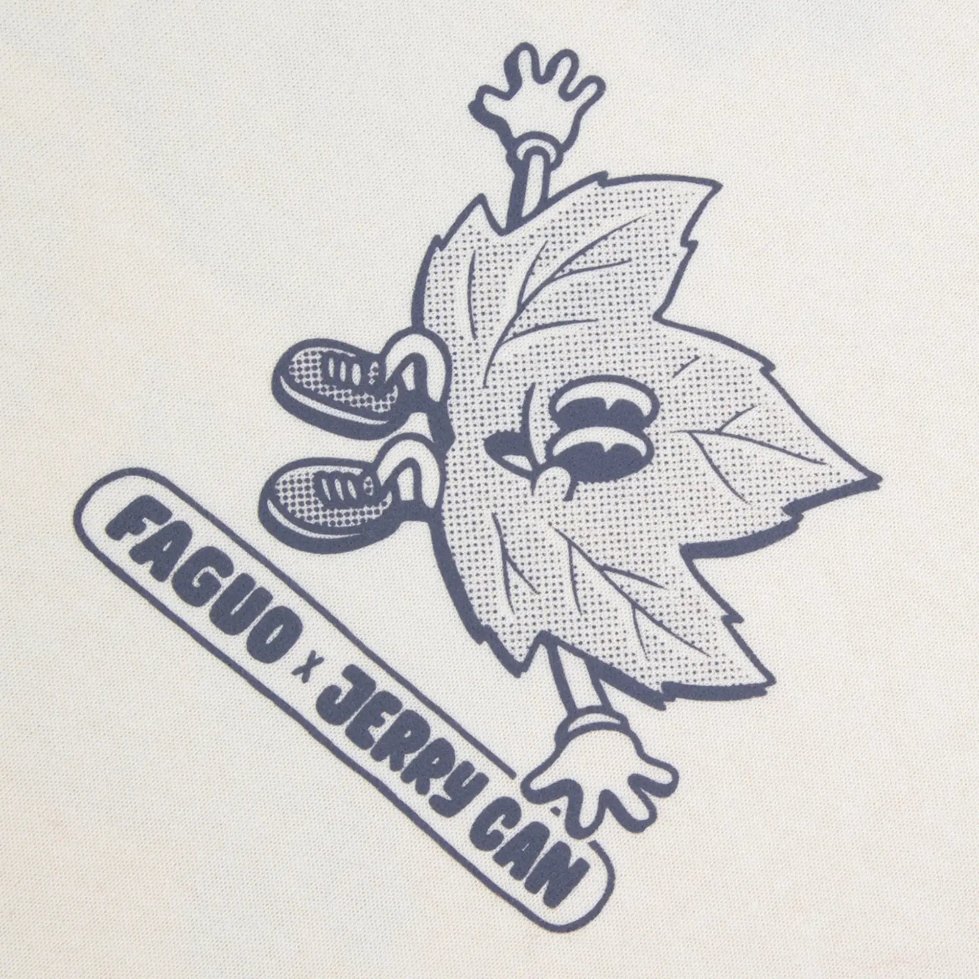 Détail de la sérigraphie poitrine du T-shirt Lugny écru Faguo : feuille en baskets, Faguo x Jerry Can