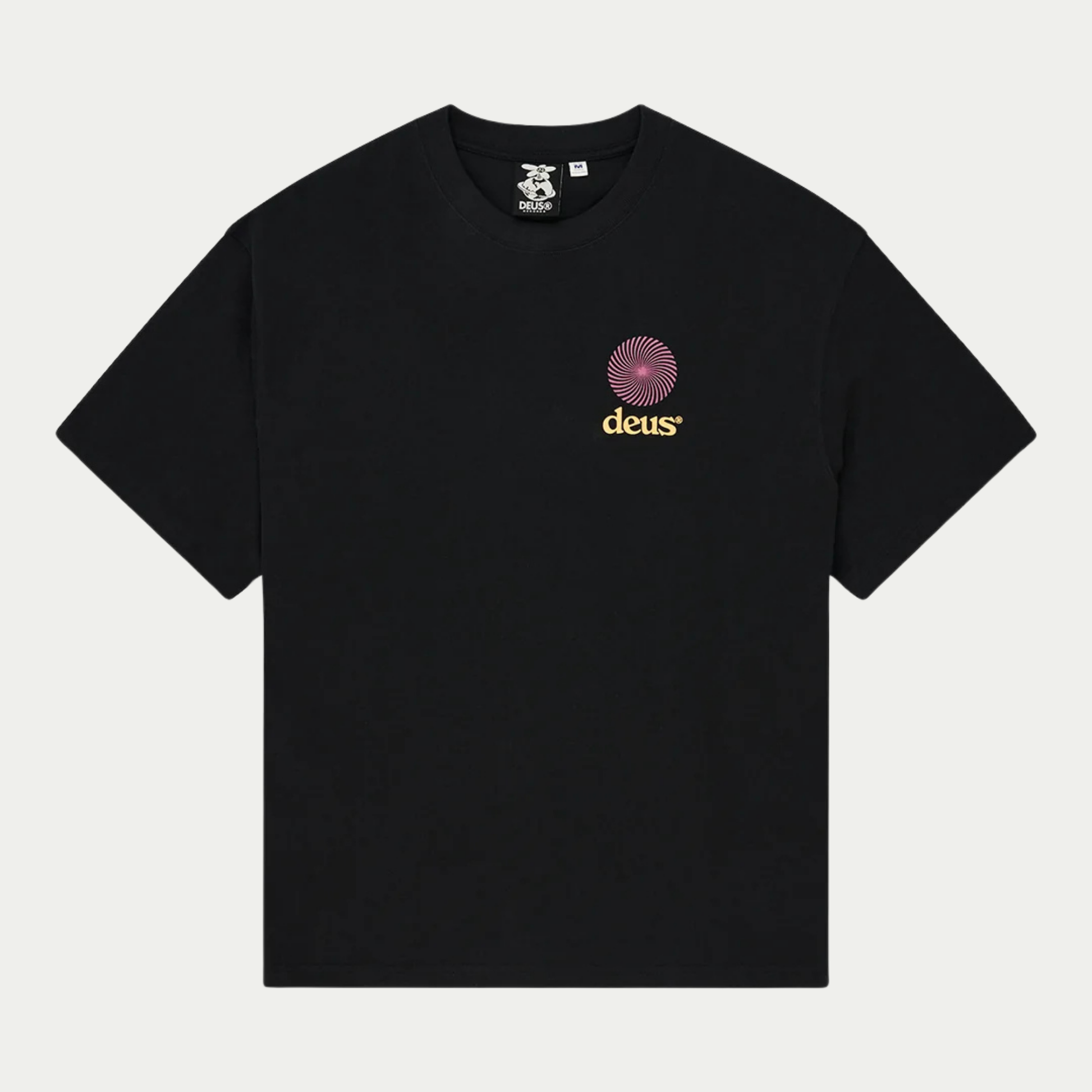 T-shirt Strata noir Deus Ex Machina vu de face, spirale rose et logo deus jaune imprimés sur la poitrine