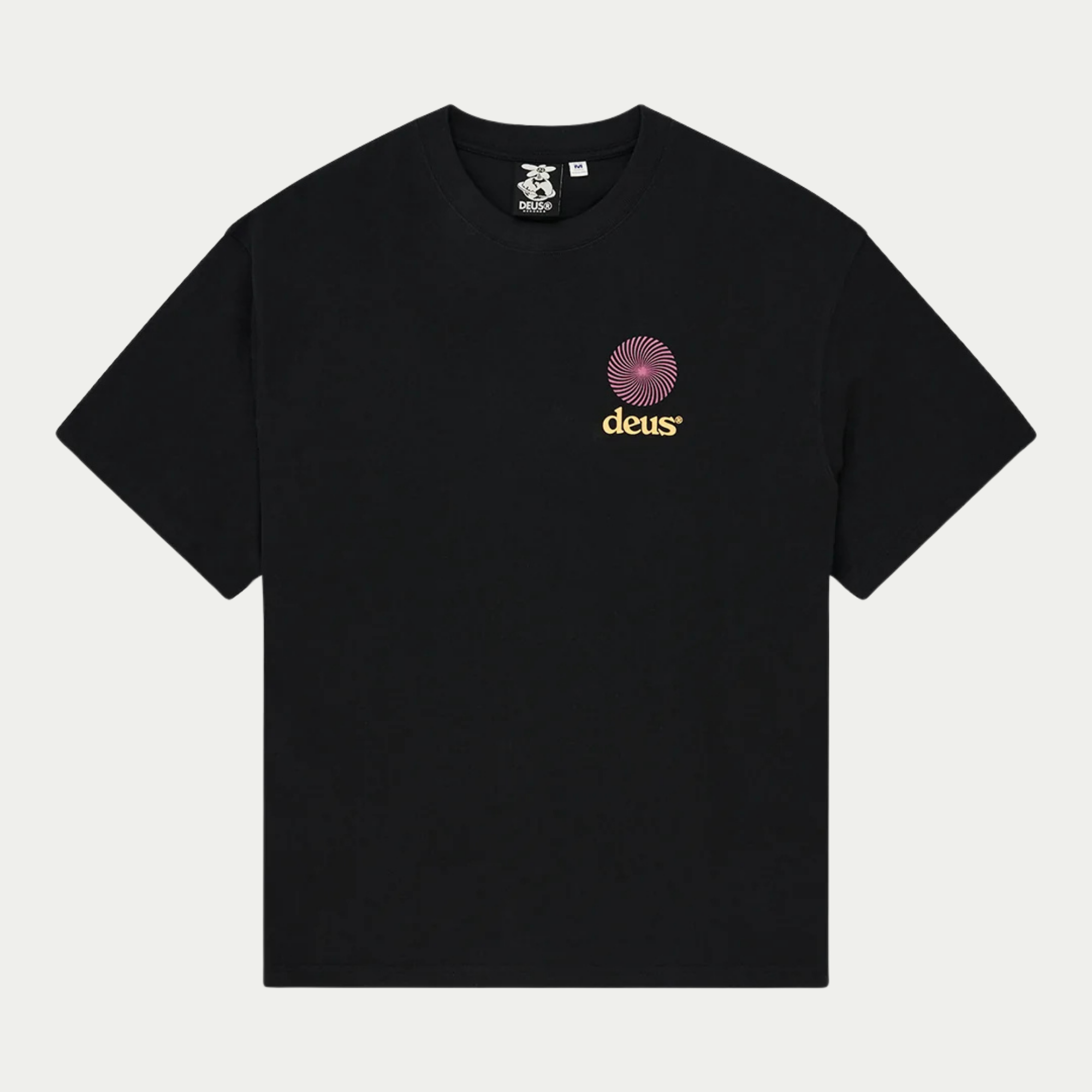 T-shirt Strata noir Deus Ex Machina vu de face, spirale rose et logo deus jaune imprimés sur la poitrine