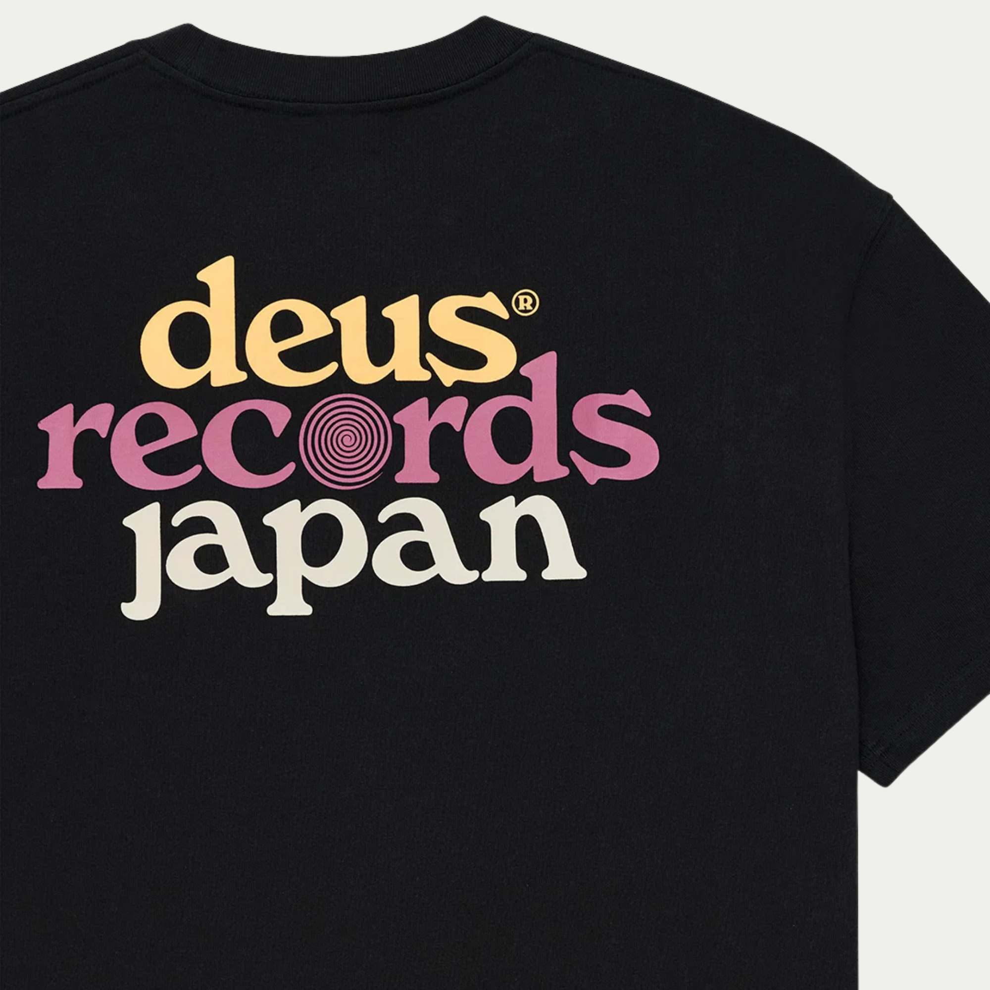 Gros plan de l’imprimé deus records japan au dos du T-shirt Strata noir, spirale dans le O de records