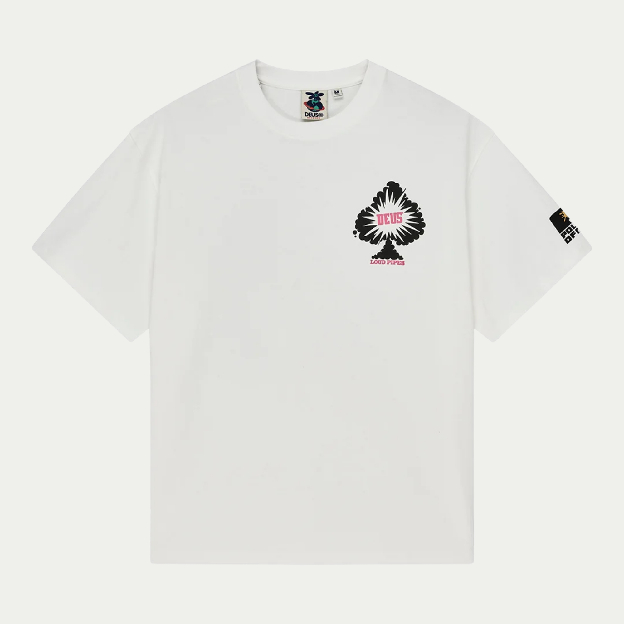 T-shirt Turpentine blanc Deus Ex Machina, vue de face à plat, imprimé pique noir et rose « Loud Pipes » sur la poitrine