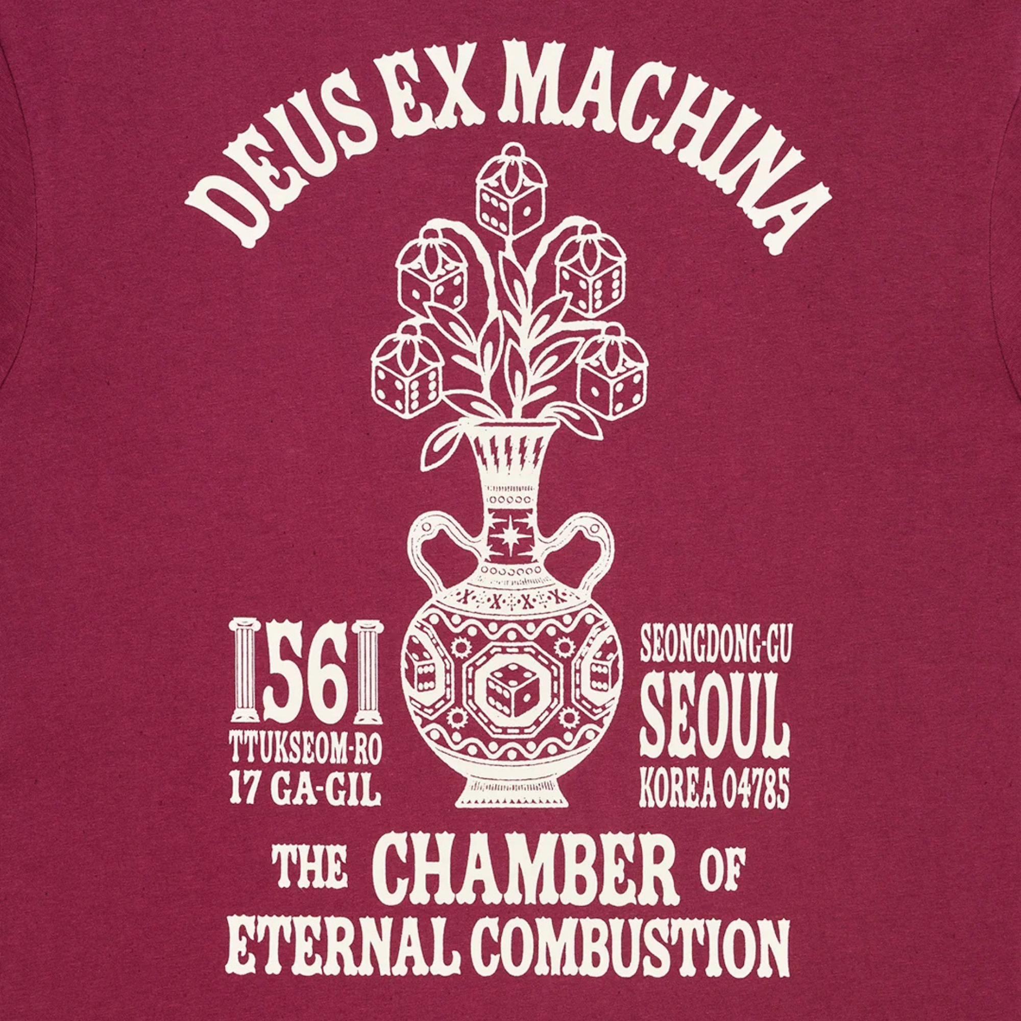 Macro de la sérigraphie dos : vase à dés, adresse du Deus Ex Machina Seoul et mention The Chamber of Eternal Combustion