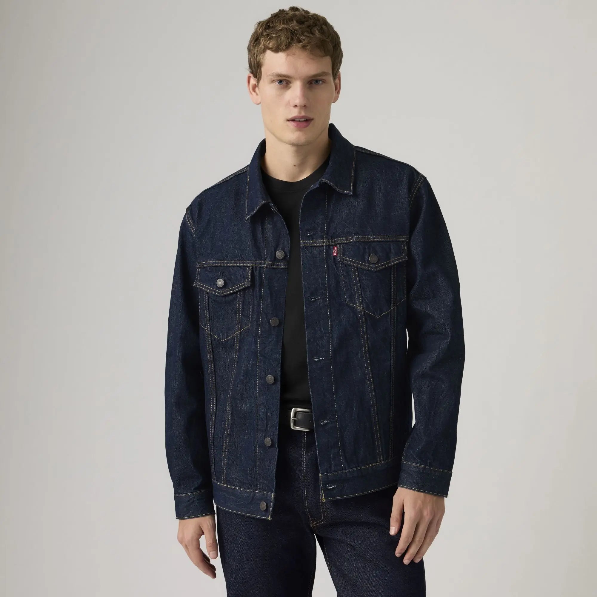 Veste Trucker Relaxed Fit Levi's indigo Wash It Out Rinsed portée ouverte, plan taille, poches poitrine à rabat