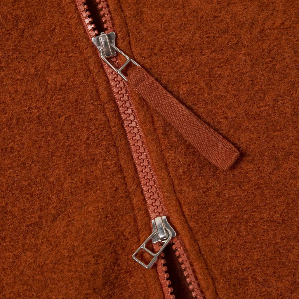 UNIVERSAL WORKS -  ZIP WAISTCOAT RUST -  Klubb