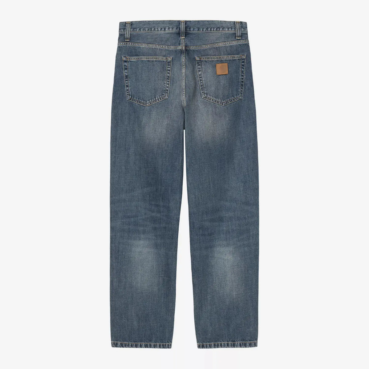 Aaron Pant Blue Dark Used vu de dos à plat, poches plaquées, patch cuir Carhartt et passants de ceinture