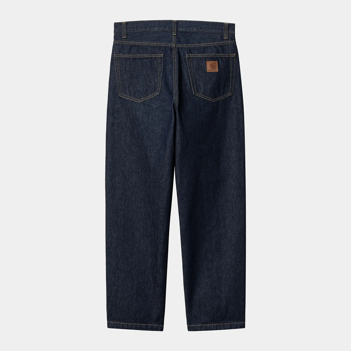 Aaron Pant Blue Rinsed vu de dos à plat, indigo profond, patch cuir Carhartt et surpiqûres contrastées