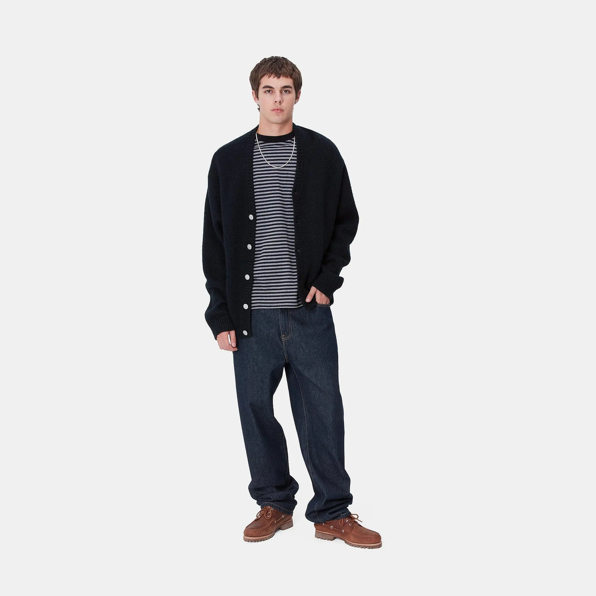 Aaron Pant Blue Rinsed porté en silhouette complète, indigo profond, jambe ample du bassin jusqu'à l'ourlet