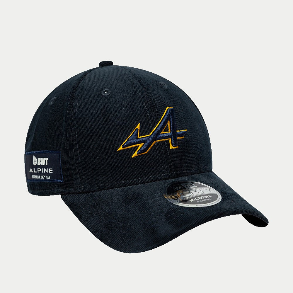 Casquette 9Forty M-crown Alpine velours côtelé bleu marine New Era - trois quarts avant, patch BWT Alpine sur le côté
