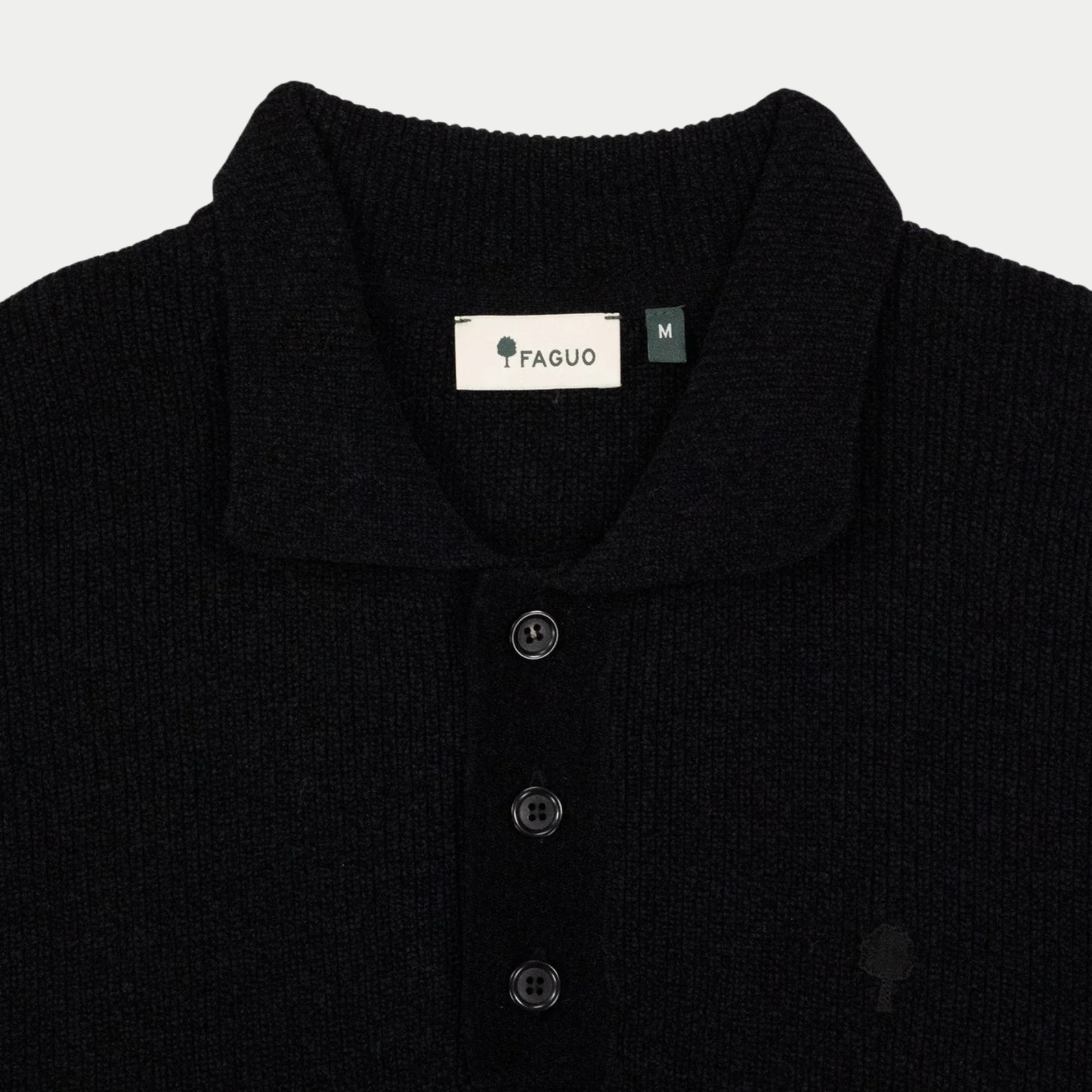 Pull Col Polo Aulnay - Noir - Faguo, détail du col tricoté, de la patte trois boutons et de l’étiquette