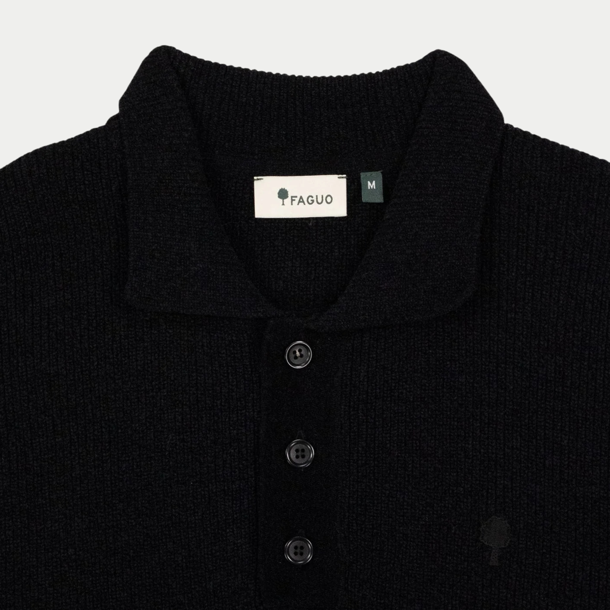 Pull Col Polo Aulnay - Noir - Faguo, détail du col tricoté, de la patte trois boutons et de l’étiquette