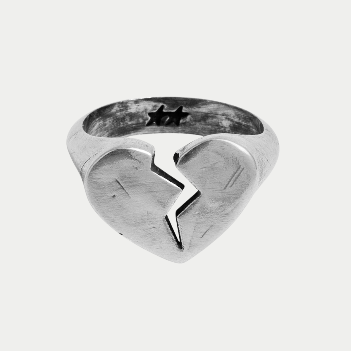 Bague Broken Heart argentée Twojeys - vue de face du cœur brisé à la surface griffée