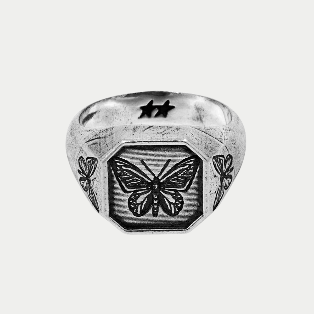 Bague Butterfly Effect argentée Twojeys - vue de face du papillon gravé, flancs ornés de papillons