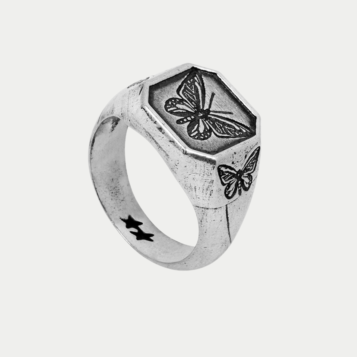Bague Butterfly Effect argentée Twojeys - vue de trois quarts, papillon gravé sur plateau octogonal et papillon sur le flanc