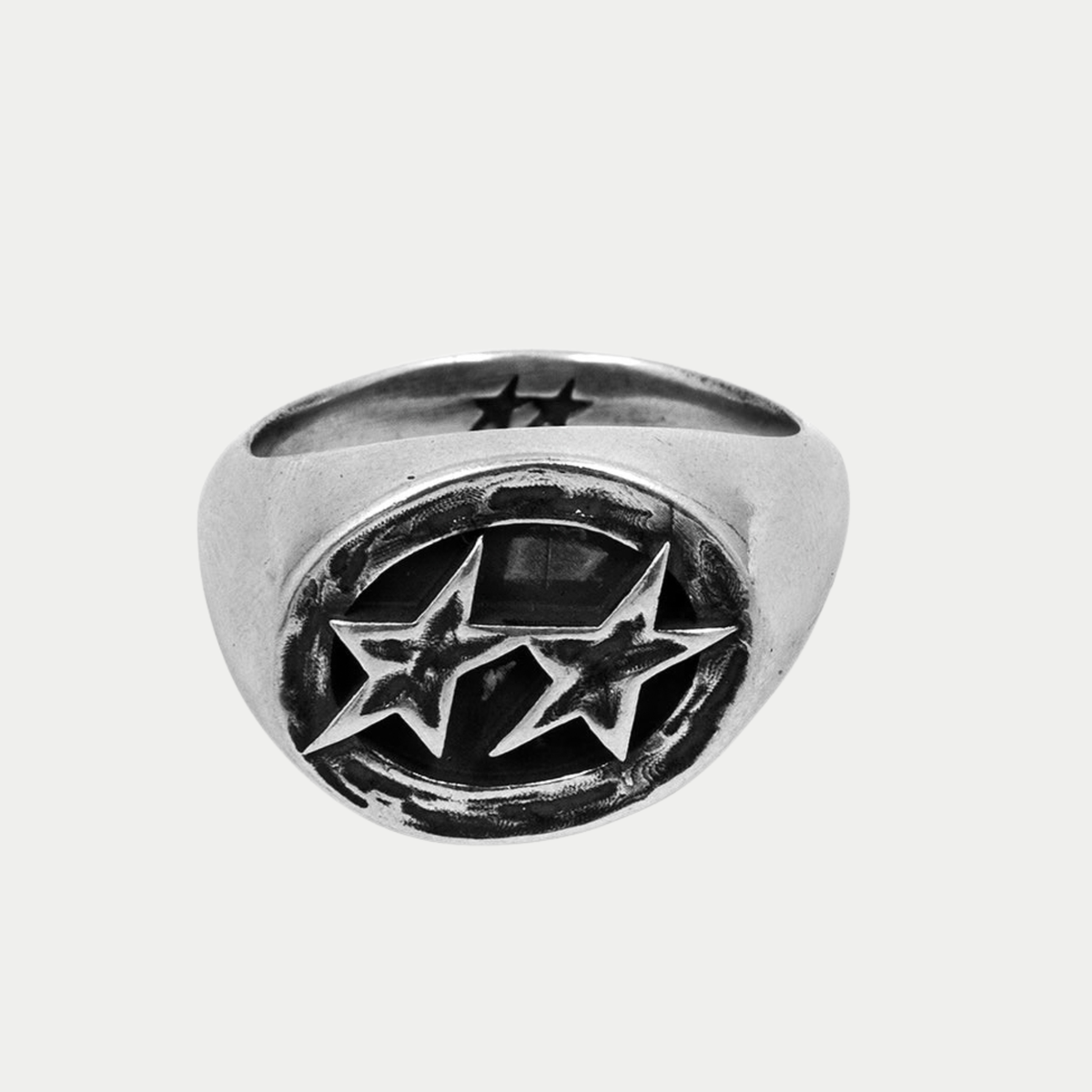 Bague Icon Signet argentée Twojeys - vue de face du plateau ovale patiné