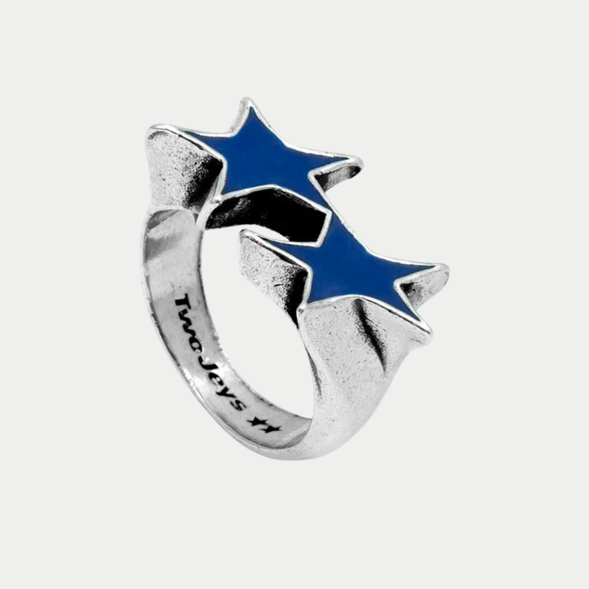 Bague Icon Single Émaillée Bleue Twojeys - vue de trois quarts, deux étoiles en émail bleu sur anneau argenté