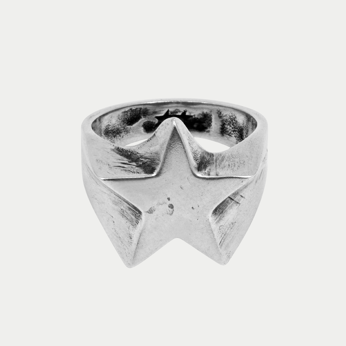Bague Shooting Star argentée Twojeys - vue de face de l'étoile patinée et de l'intérieur oxydé