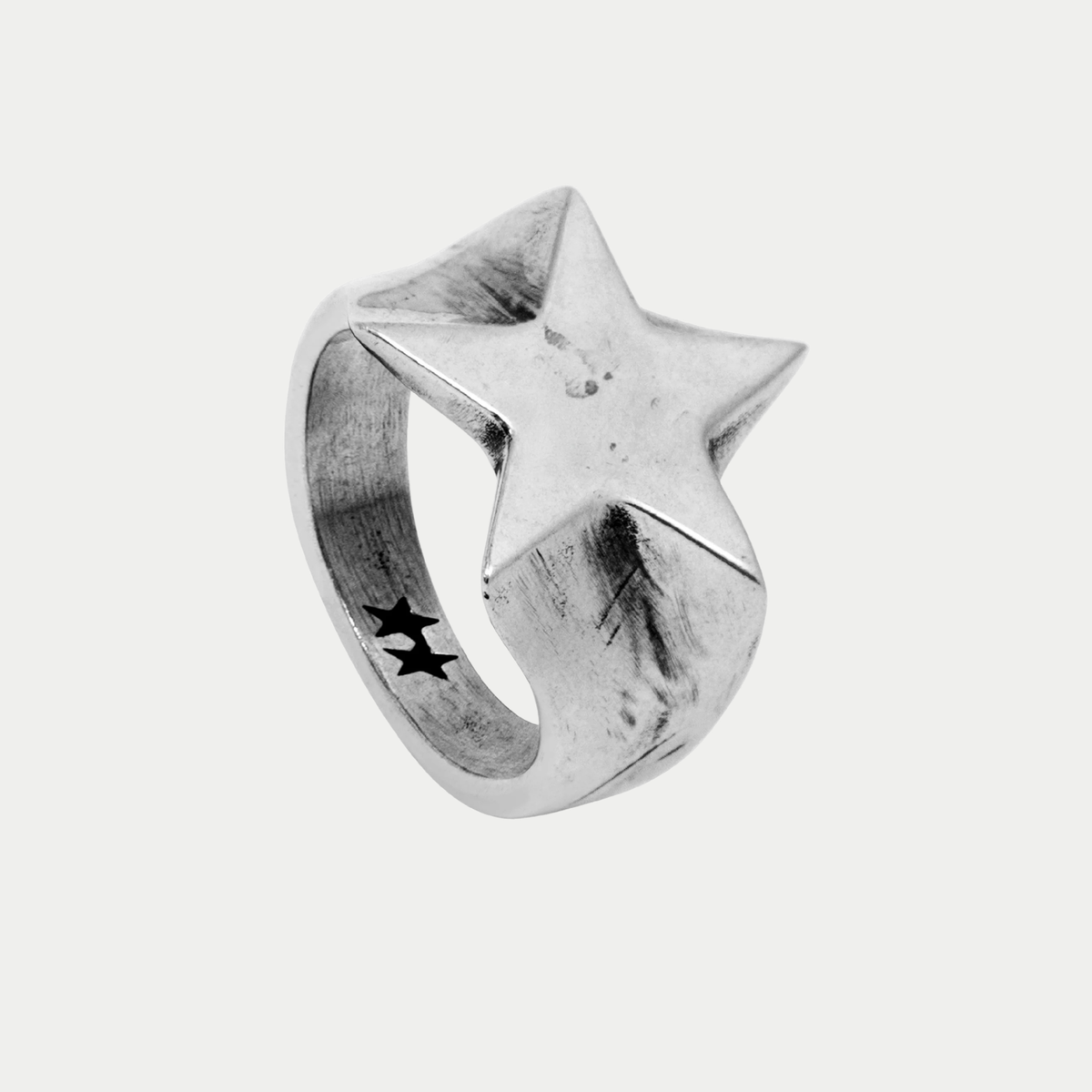 Bague Shooting Star argentée Twojeys - vue de trois quarts de la grande étoile en relief