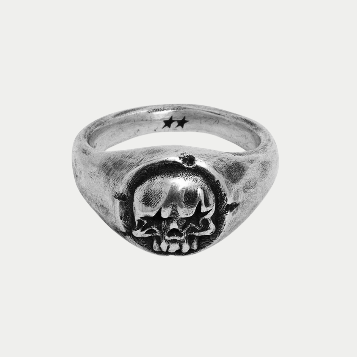 Bague Skull Signet argentée Twojeys - vue de face du plateau rond à tête de mort patinée