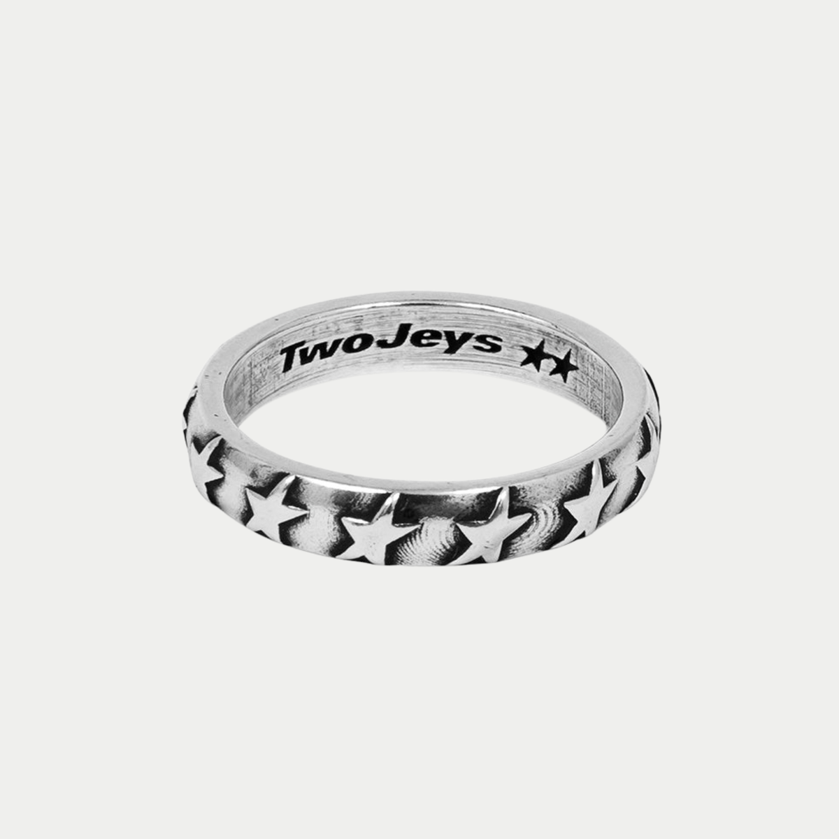 Bague Star Studded argentée Twojeys - vue de dessus, étoiles en relief sur tout le tour
