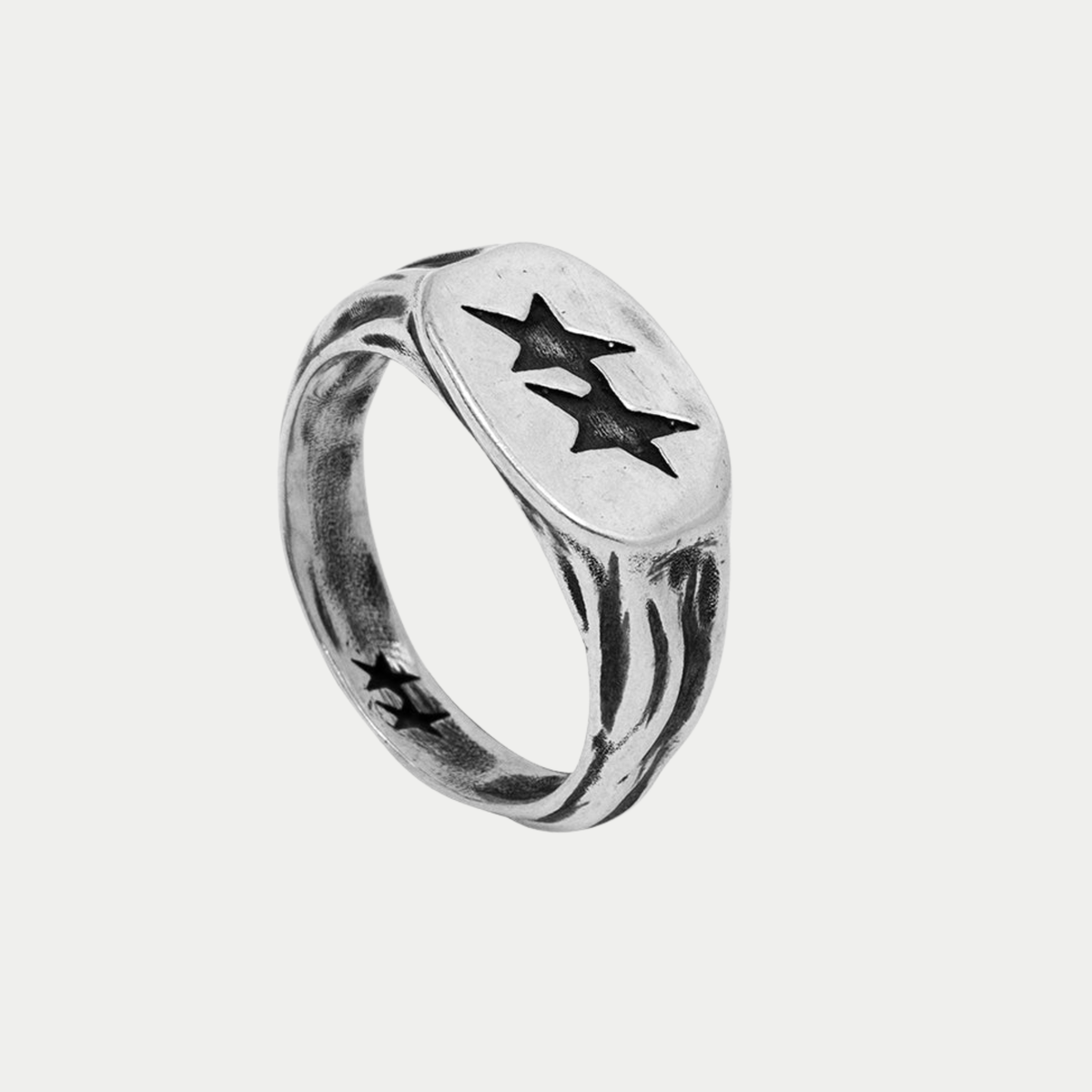 Bague Superstar Signet argentée Twojeys - vue de trois quarts, anneau texturé et logo gravé à l'intérieur