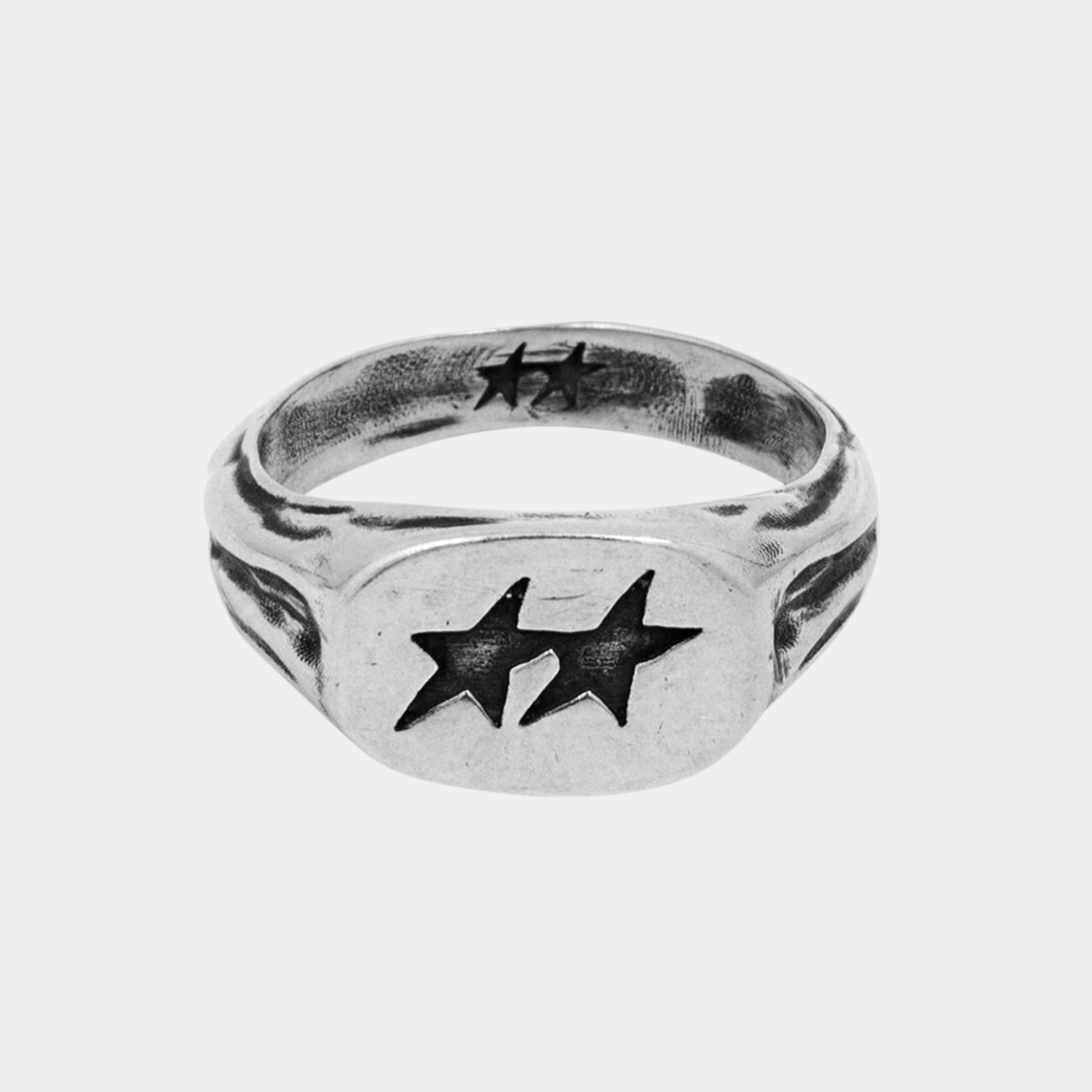 Bague Superstar Signet argentée Twojeys - vue de face, deux étoiles gravées sur plateau rectangulaire