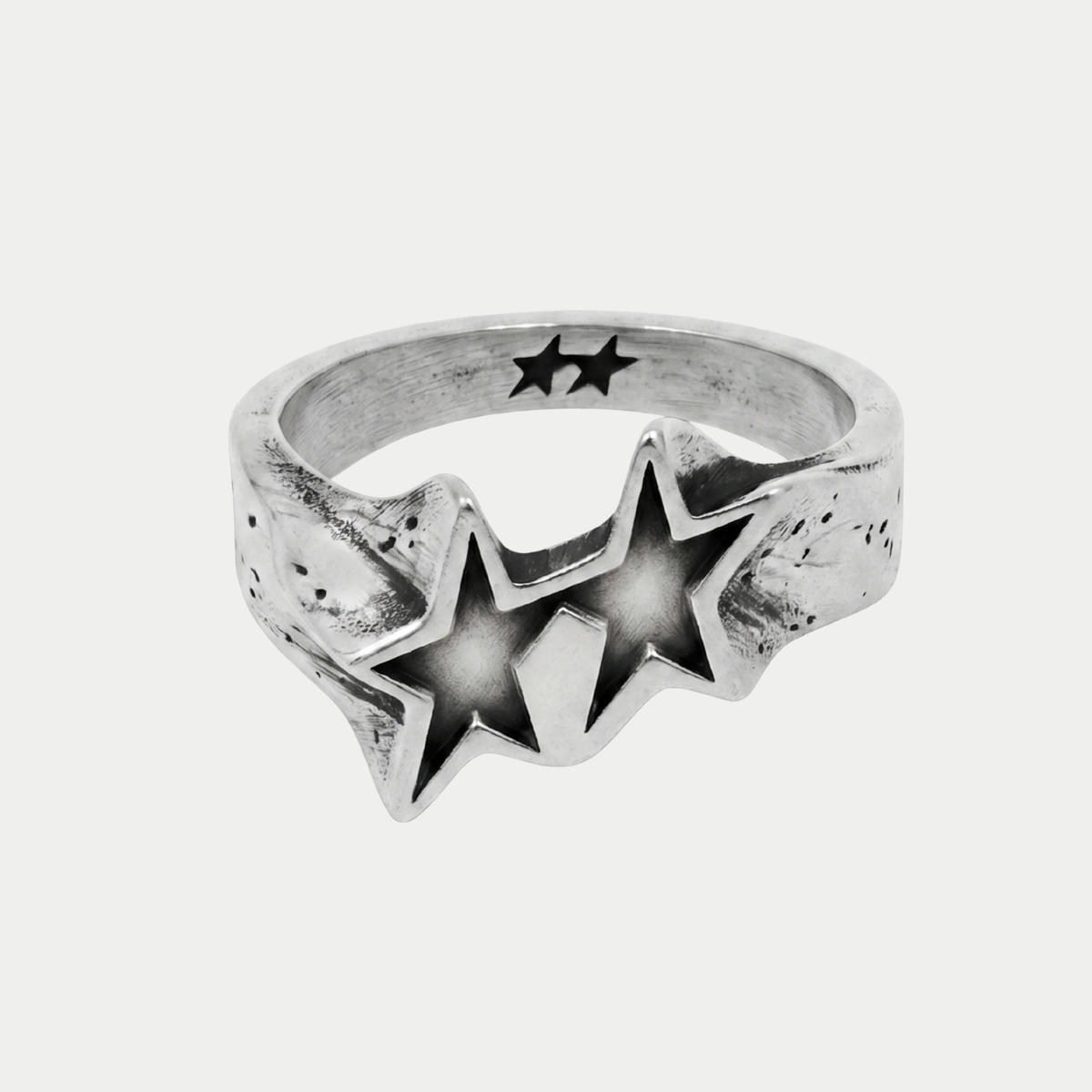 Bague Tilted Icon argentée Twojeys - vue de face des deux étoiles et du logo gravé à l'intérieur