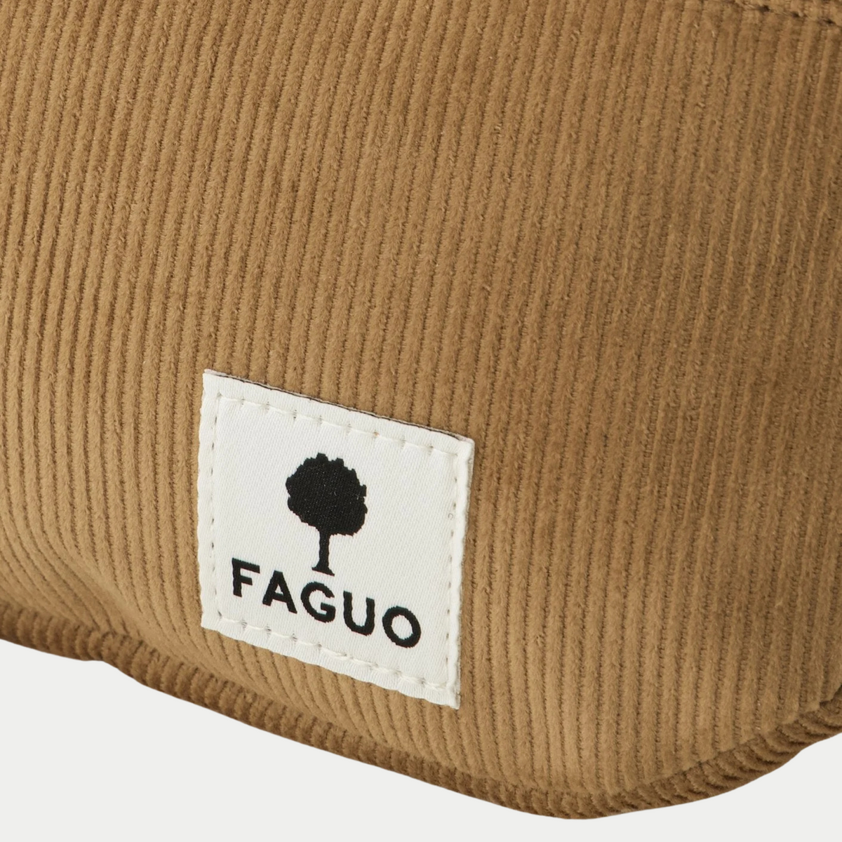 Gros plan sur le velours côtelé camel et l’étiquette logo Faguo de la banane Cambium