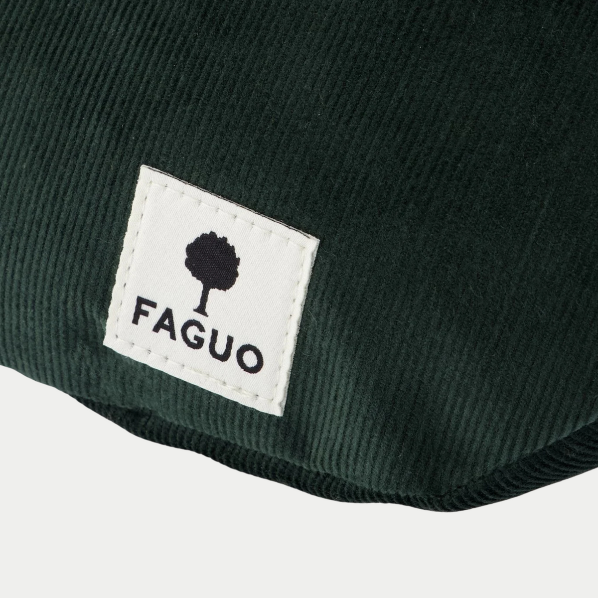 Gros plan sur le velours côtelé vert foncé et l'étiquette logo arbre de la banane Faguo Cambium
