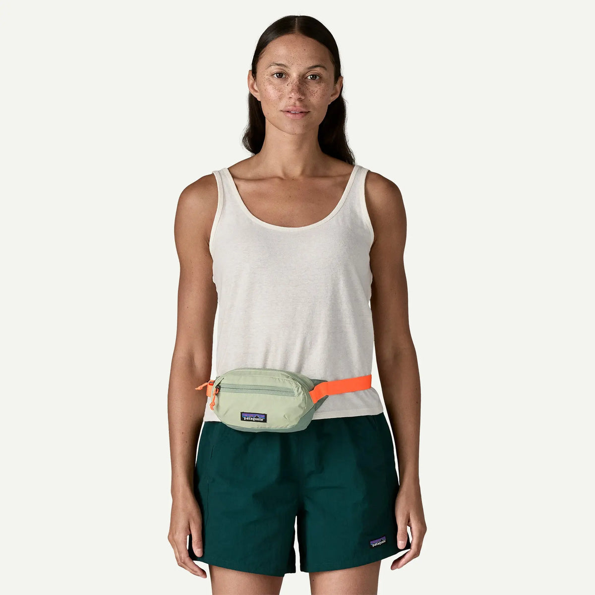 Banane Terravia Linchen Green portée à la taille, tirettes orange et poche zippée ton sur ton
