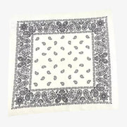 Bandana blanc écru déplié à plat, impression cachemire noire et rosaces dans les angles