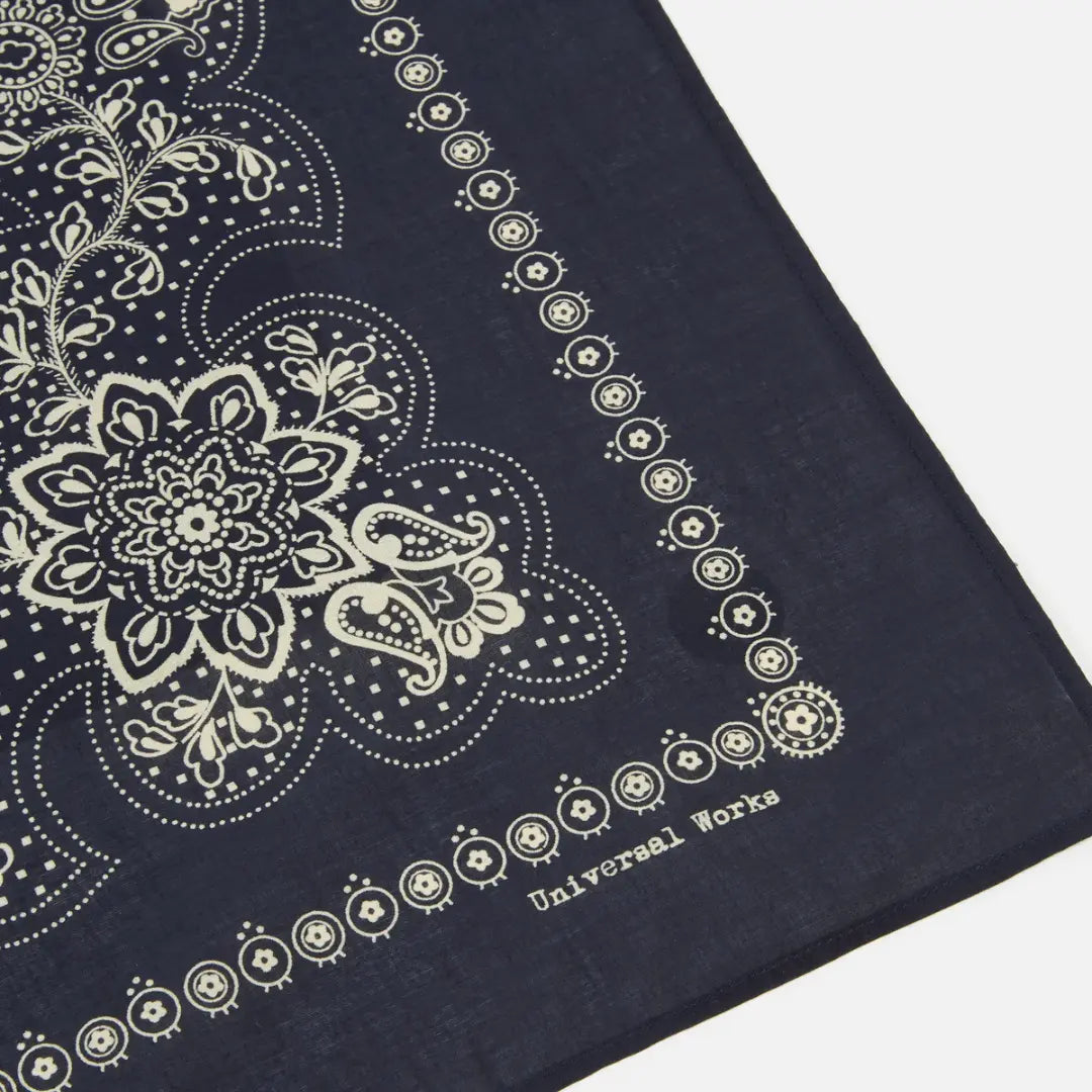 Coin du bandana bleu marine, rosace paisley écrue et signature Universal Works imprimée en bordure