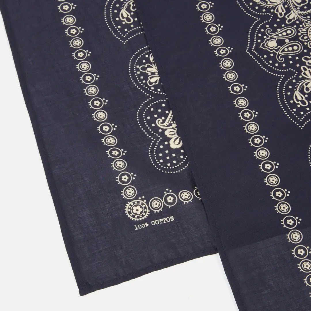 Angle replié du bandana bleu marine, coton fin, ourlet piqué et bordure de perles imprimées