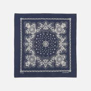 Bandana bleu marine déplié à plat, médaillon central et paisley imprimés en écru