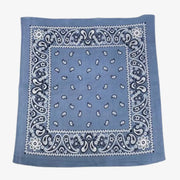 Bandana bleu jean délavé posé à plat, cadre cachemire complet et semis de gouttes au centre