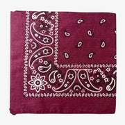 Bandana bordeaux framboise plié en carré, large frise cachemire blanche et rosace d'angle