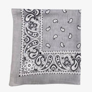 Bandana gris perle plié, bordure cachemire blanche et noire, gouttes semées au centre