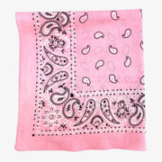 Bandana rose dragée plié en carré, motif cachemire noir et blanc très contrasté