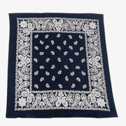 Bandana noir bleuté déplié à plat, cachemire blanc sur les quatre bordures et au centre