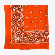 Bandana orange vif plié en carré, cachemire crème souligné de brun foncé