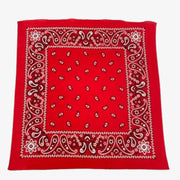 Bandana rouge vif étalé à plat, cadre cachemire blanc et noir, rosaces aux quatre angles