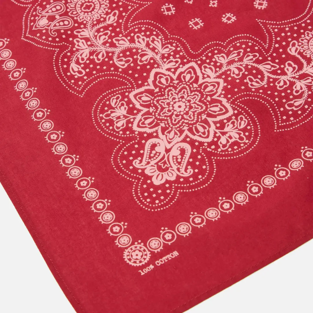 Gros plan du bandana rouge, rosace paisley rose pâle et bordure de perles imprimée