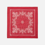 Bandana rouge déplié à plat, médaillon central et paisley imprimés en rose pâle