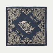 Bandana carré bleu marine déplié, blason Stetson et bordure paisley écrue