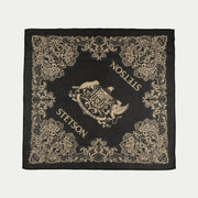 Bandana carré noir déplié, armoiries Stetson et large bordure paisley sable