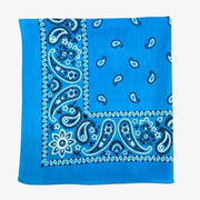 Bandana bleu turquoise lumineux plié, motif cachemire blanc contourné de bleu nuit