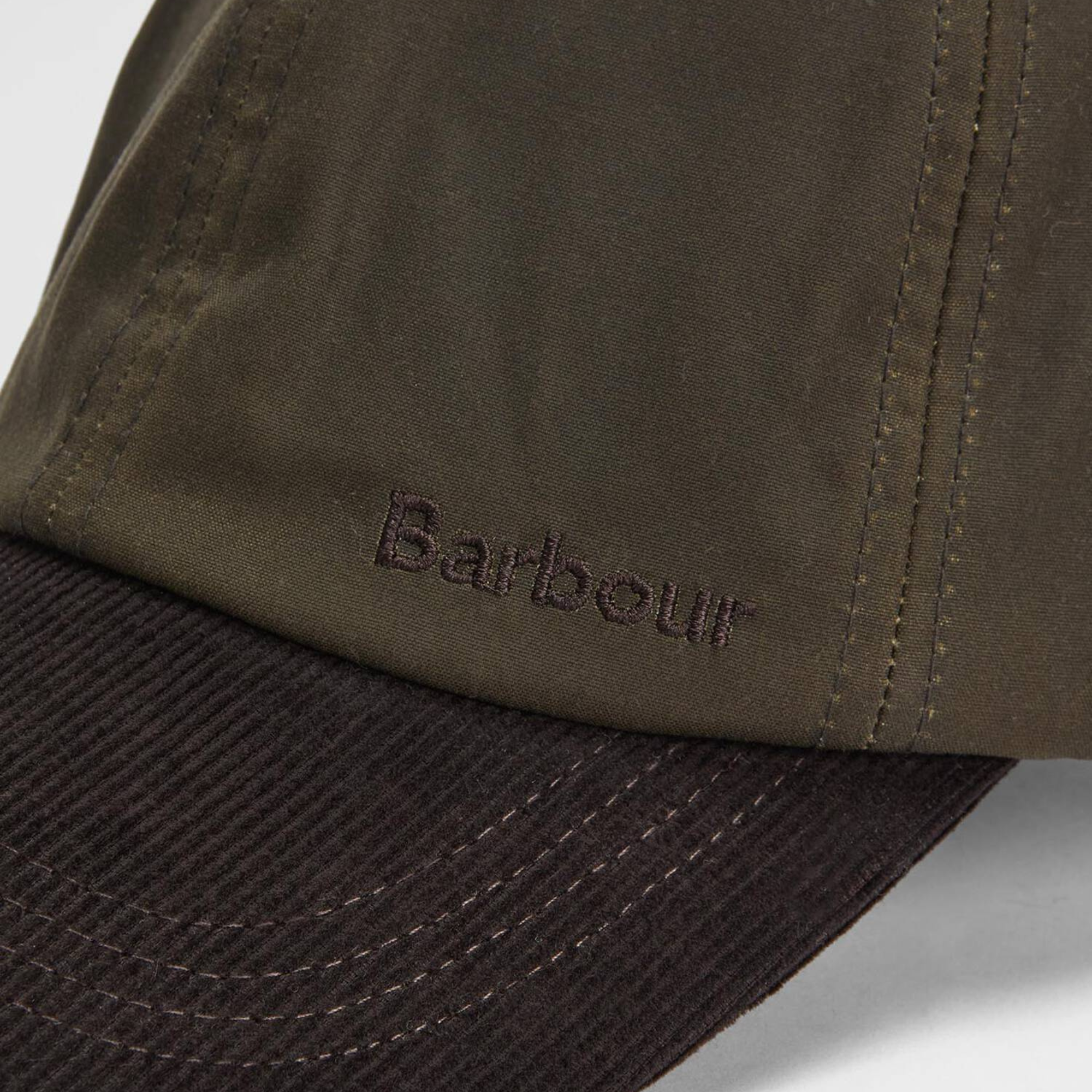 Casquette Ashby olive Barbour - gros plan sur la broderie Barbour et la visière côtelée