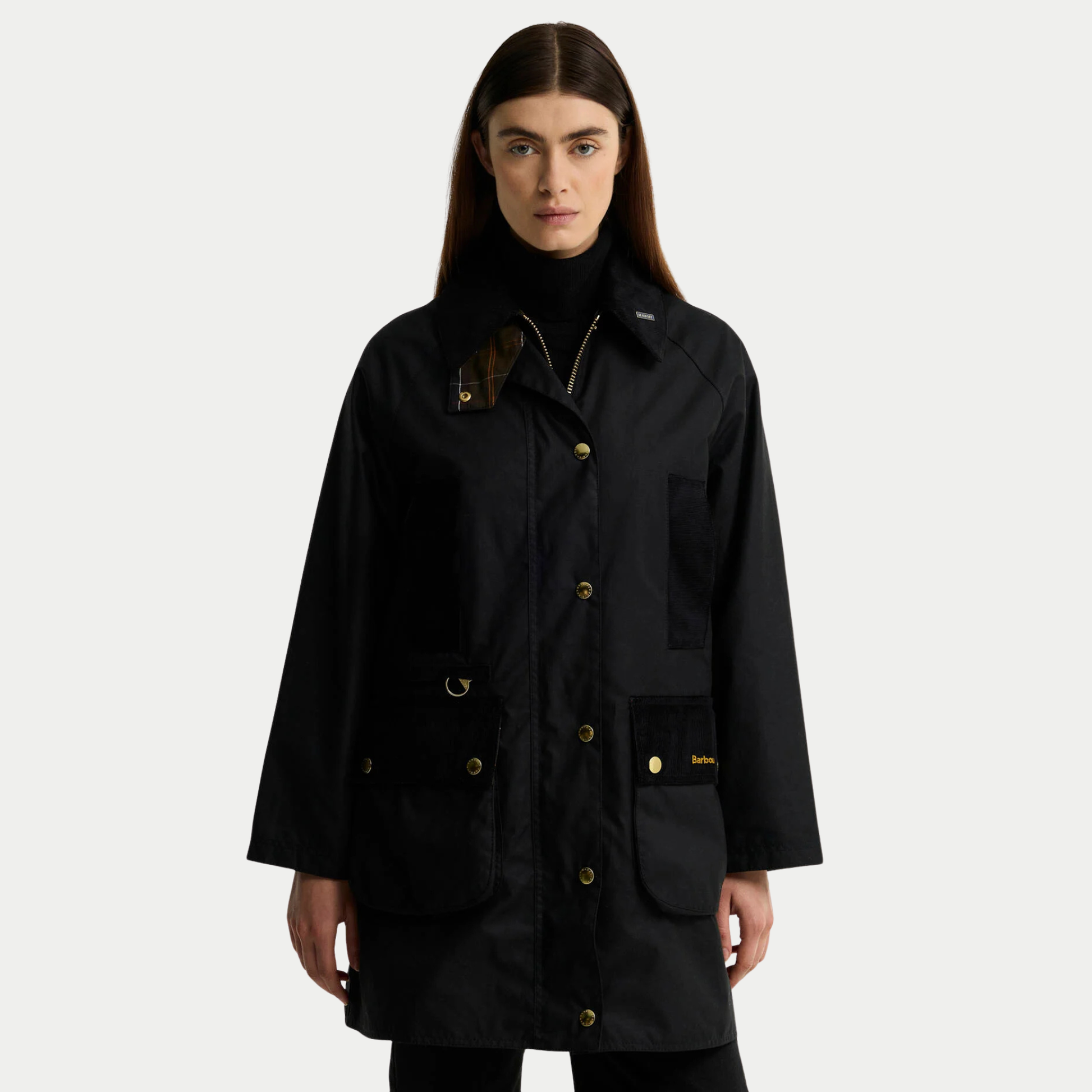 Veste cirée Modern Beaufort noire portée fermée, coupe ample et longueur au-dessus du genou
