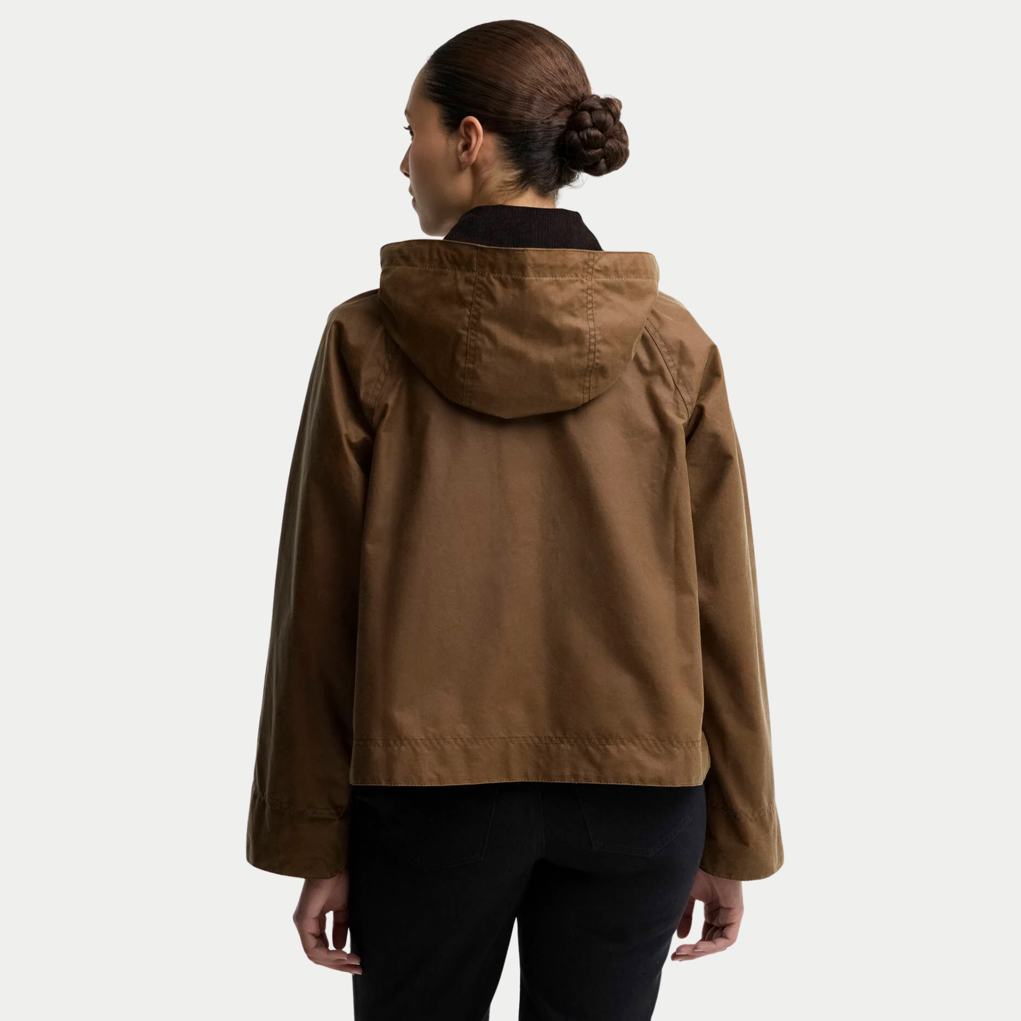 Dos de la veste Adina camel, capuche rabattue, coupe courte et ample arrêtée à la taille