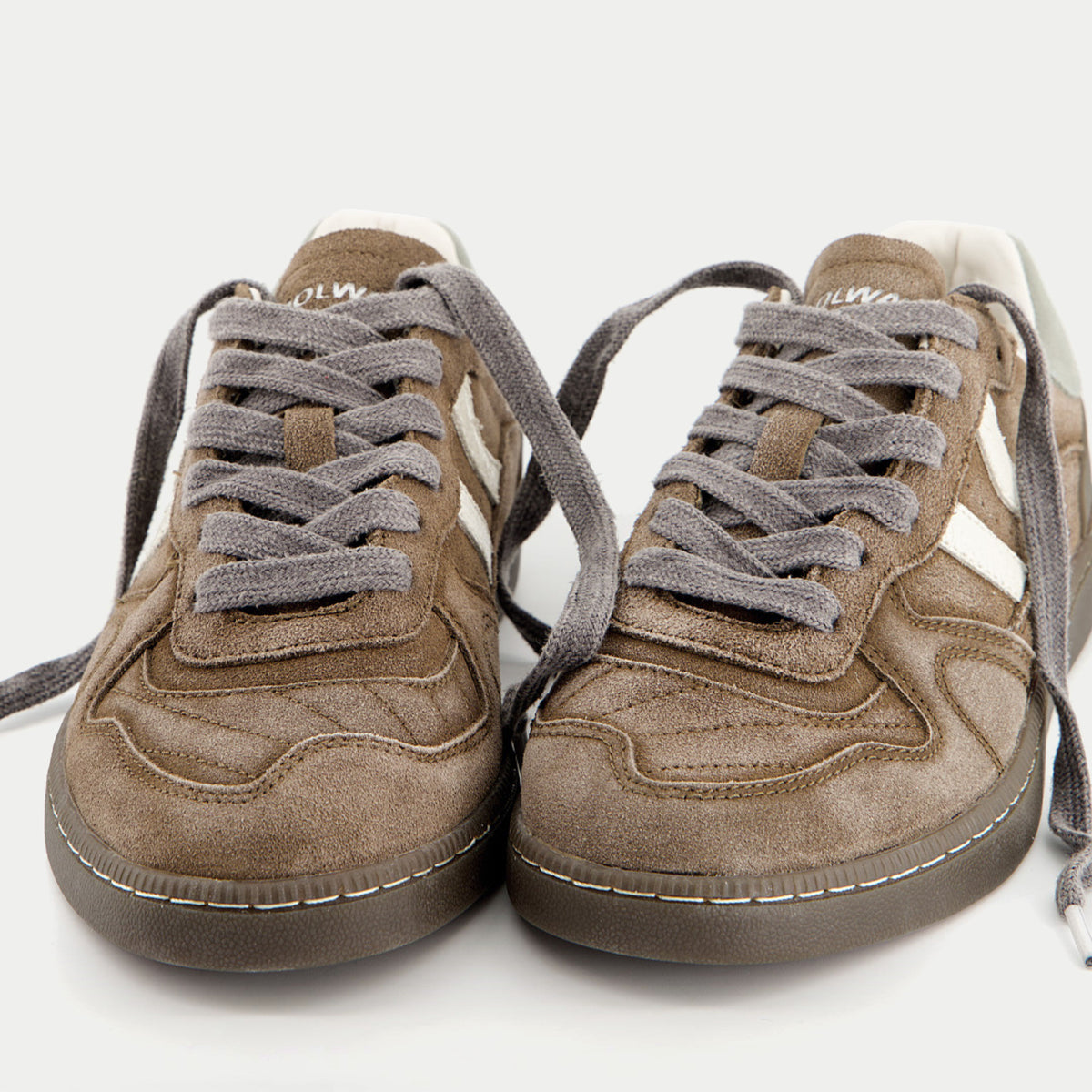 Baskets Goal Brown Washed brun tabac Coolway - gros plan sur le laçage gris et la double bande écrue