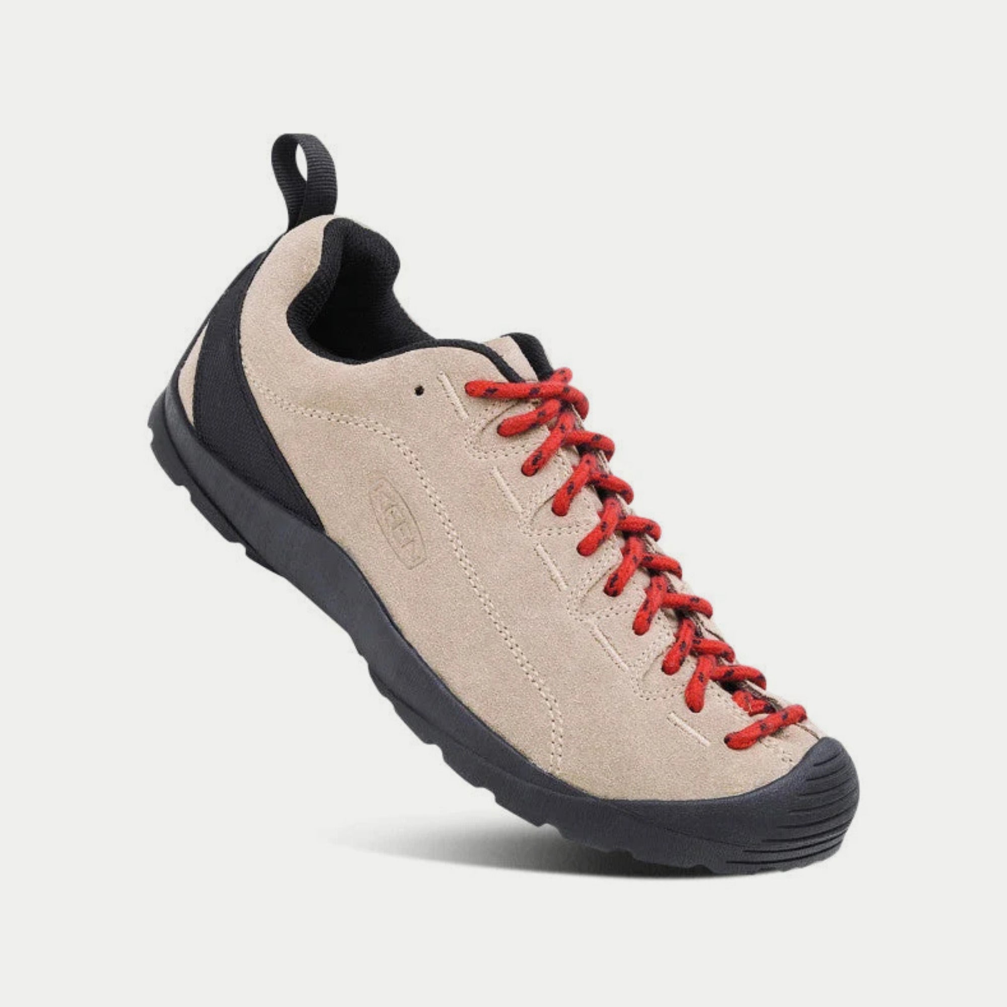 Baskets Jasper Silver Mink KEEN - trois quarts avant, laçage rouge jusqu'aux orteils et logo brodé
